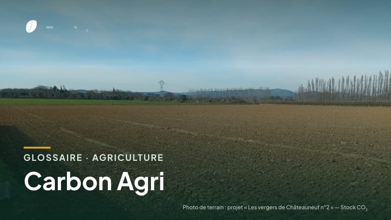 Illustration de la famille « Agriculture » du glossaire Stock CO₂, sur une photo de terrain : parcelle du projet « Les vergers de Châteauneuf n°2 »