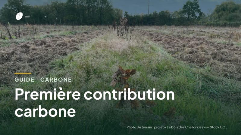 Couverture du guide « Première contribution carbone » : titre sur une photo de terrain : parcelle du projet « Le bois des Challonges »